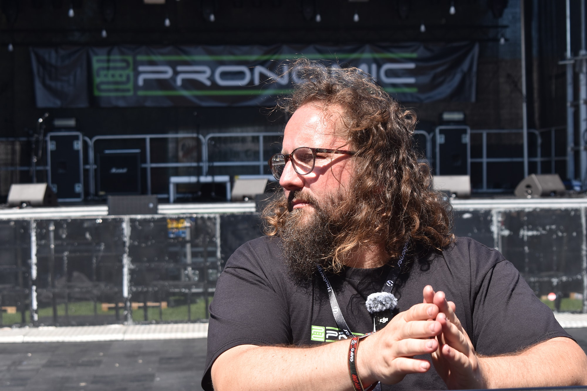 Ruben Raff vom Musikhaus Kirstein vor der Pronomic Stage / Second Stage beim BOA 2026