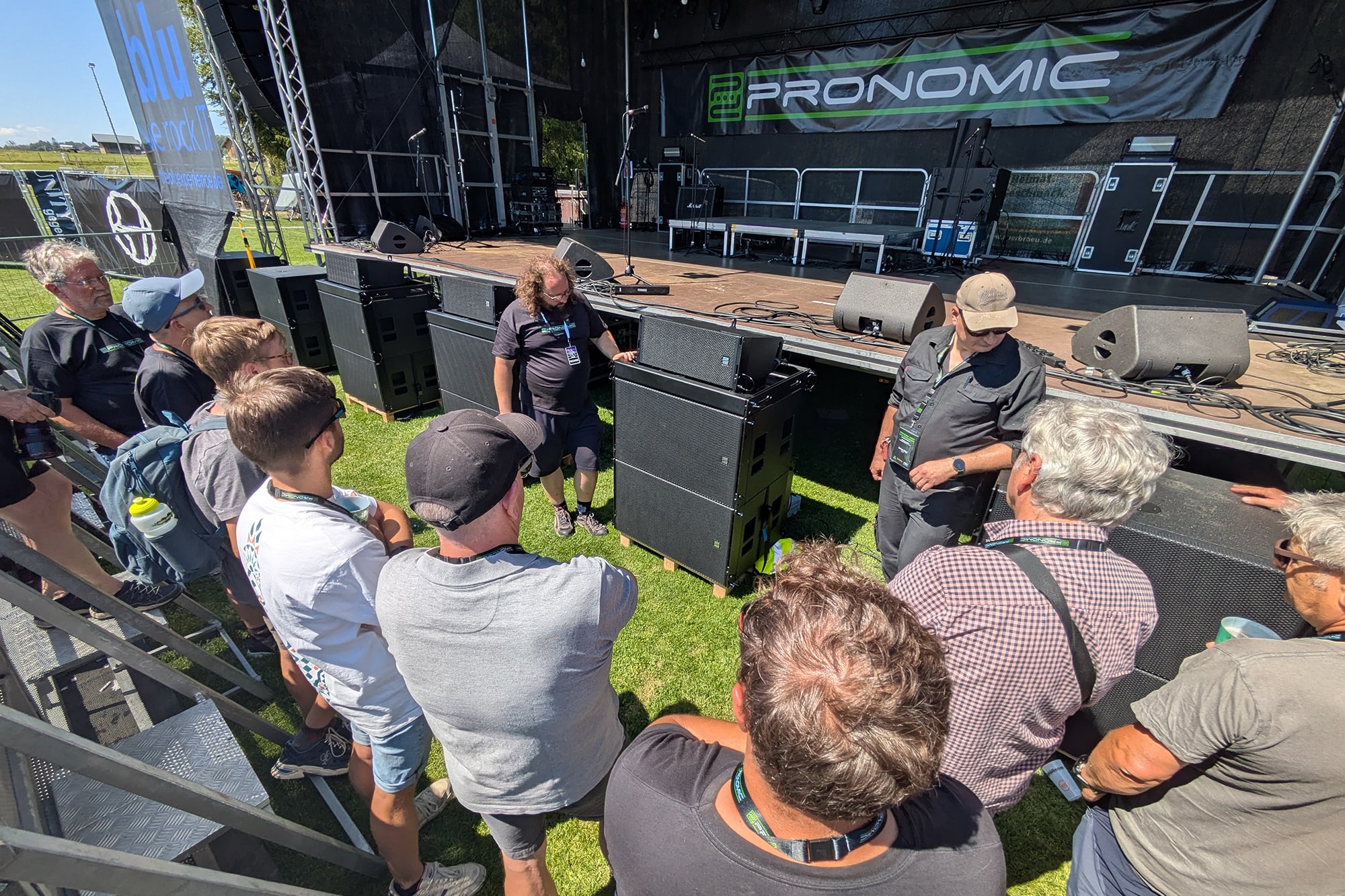 Ruben Raff vor der Pronomic Stage mit interessierten Anwendern aus der Veranstaltungsbranche bei der Hands-on-Demo von Pronomic XANA