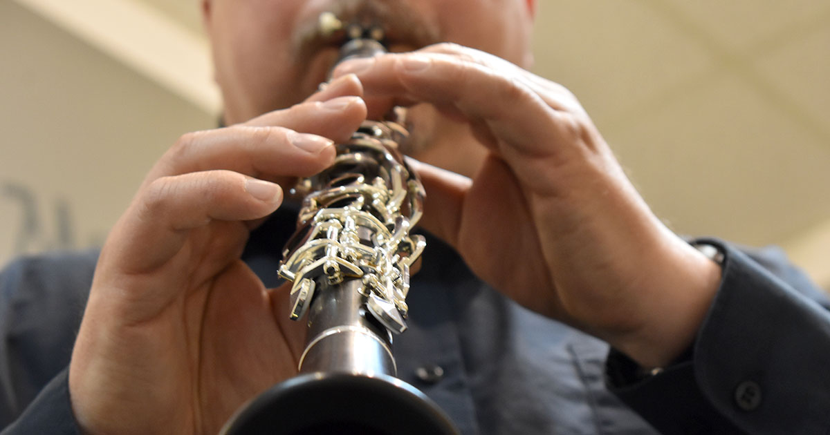 Der Holzblasinstrumentenmacher Markus Kübler spielt auf der Foag-Klarinette Bähr, die exklusiv für Kirstein gefertigt wird.