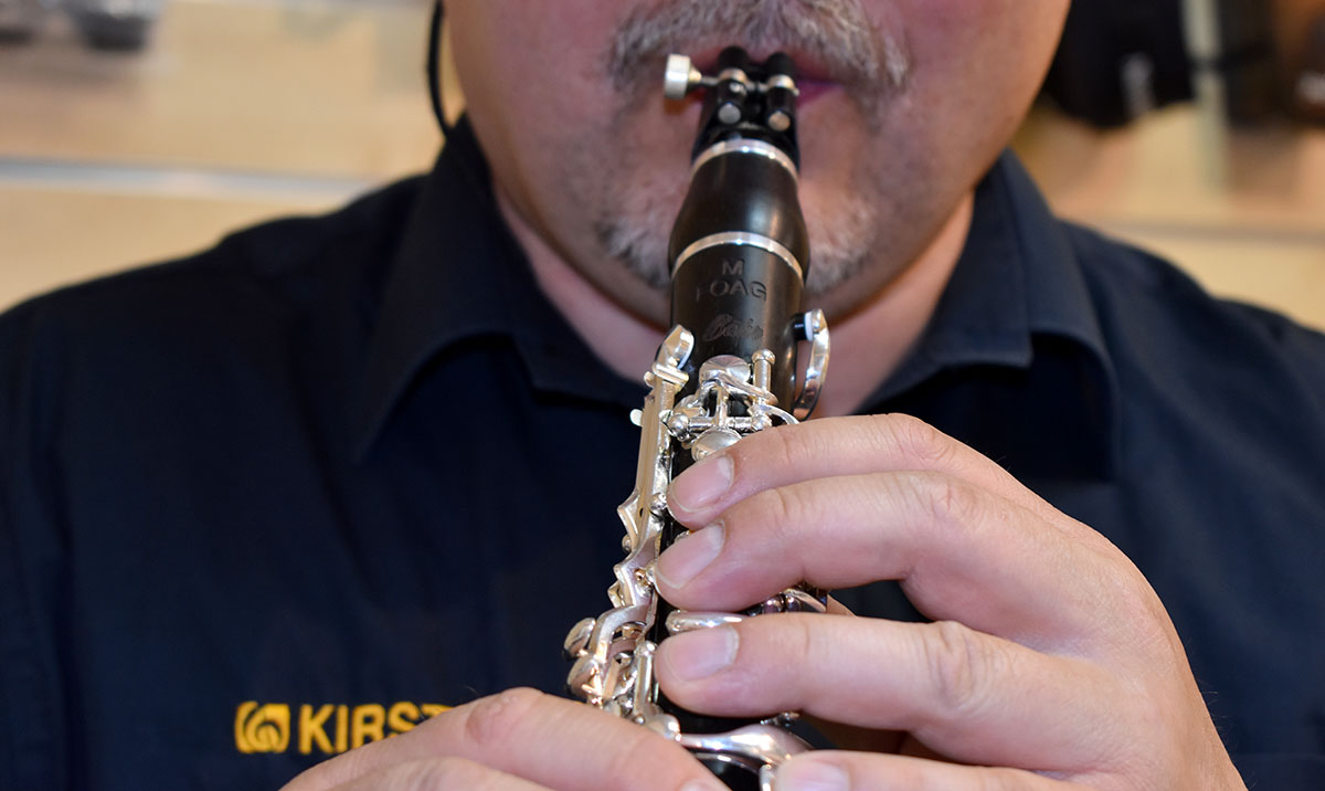 Der Holzblasinstrumentenmacher Markus Kübler spielt auf der Foag-Klarinette Bähr, die exklusiv für Kirstein gefertigt wird.