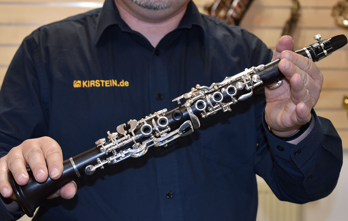 Der Holzblasinstrumentenmacher Markus Kübler aus dem Kirstein-Team zeigt die Foag-Klarinette Bähr, die exklusiv für Kirstein gefertigt wird.