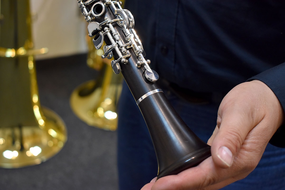 Der Holzblasinstrumentenmacher Markus Kübler aus dem Kirstein-Team zeigt die Foag-Klarinette Bähr, die exklusiv für Kirstein gefertigt wird.