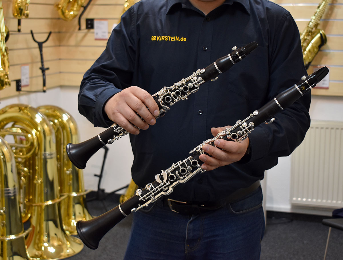 Der Holzblasinstrumentenmacher Markus Kübler aus dem Kirstein-Team zeigt die Foag-Klarinetten Bähr und Stadler im Vergleich.