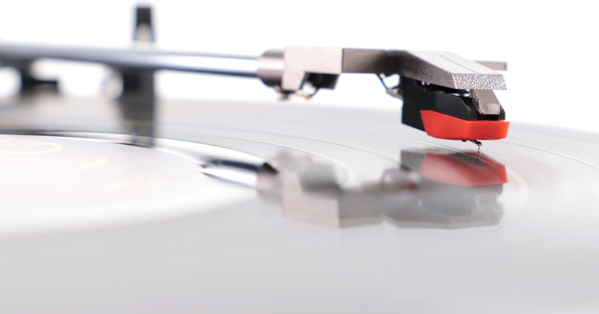Für Vinylfans ist es ein besonderer Moment, wenn sich die Plattennadel langsam auf die LP absenkt.