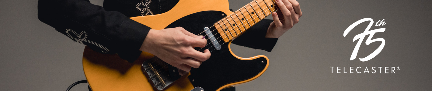 Primer plano centrado en la mano de Gina Gleason con la Fender 75th Anniversary Vintera Road Worn 1951 Telecaster Butterscotch Blonde