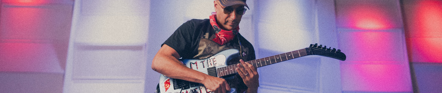 Tom Morello en el escenario con la guitarra Fender Tom Morello Arm The Homeless Signature en acabado Ice Metallic