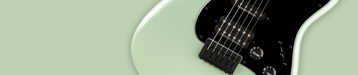 Fender Limited Edition Player II Advanced Stratocaster HSS HT Surf Pearl sobre fondo verde menta