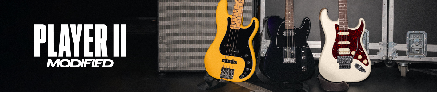 Un bajo eléctrico y dos guitarras eléctricas de la serie Fender Player II Modified junto a amplificadores Fender sobre fondo negro