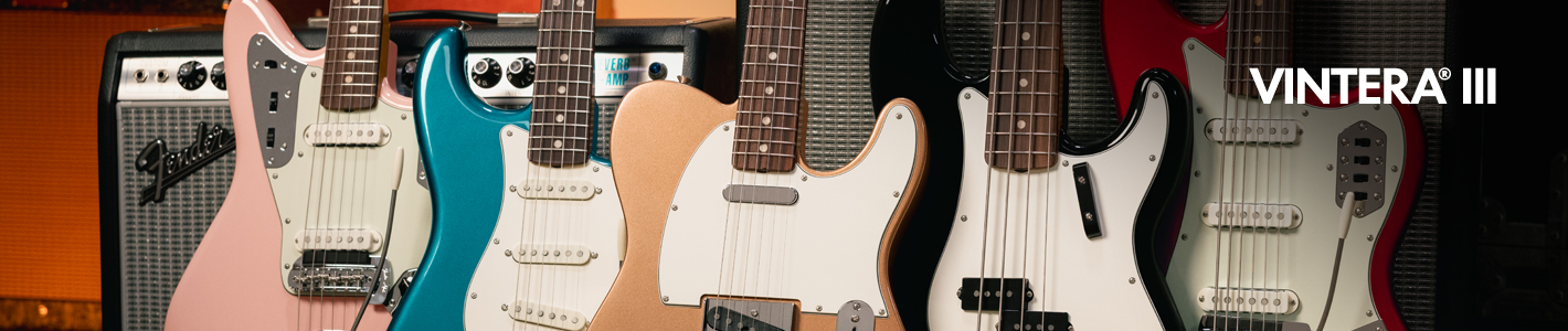 Amplia selección de guitarras eléctricas de la serie Fender Vintera III con amplificadores al fondo