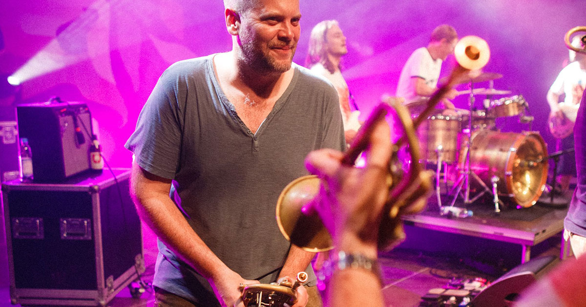Korbinian Weber von LaBrassBanda kommt mit einem Blechbläserworkshop auf die MusiConnect 2022.