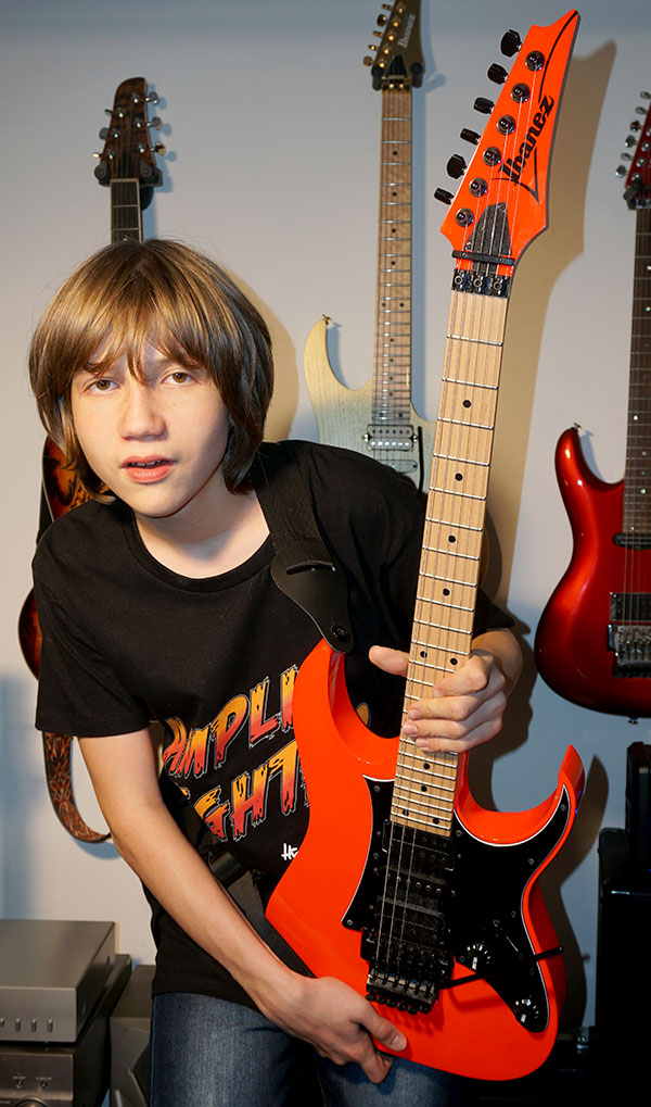 Dustin Tomsen wird oft als Wunderkind an der Gitarre bezeichnet.
