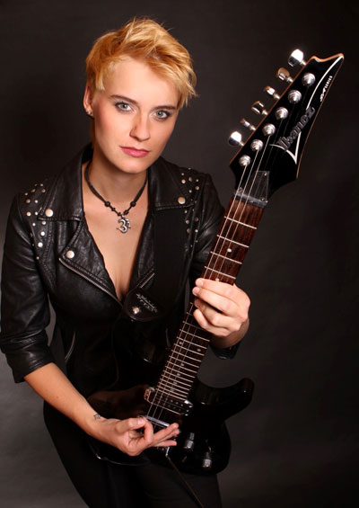 Yasi Hofer