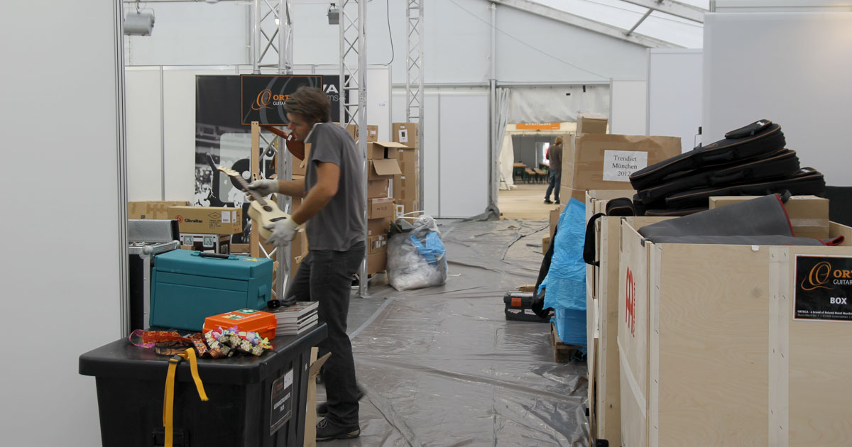 MusiConnect 2017: Aufbauarbeiten der Aussteller im Messezelt.