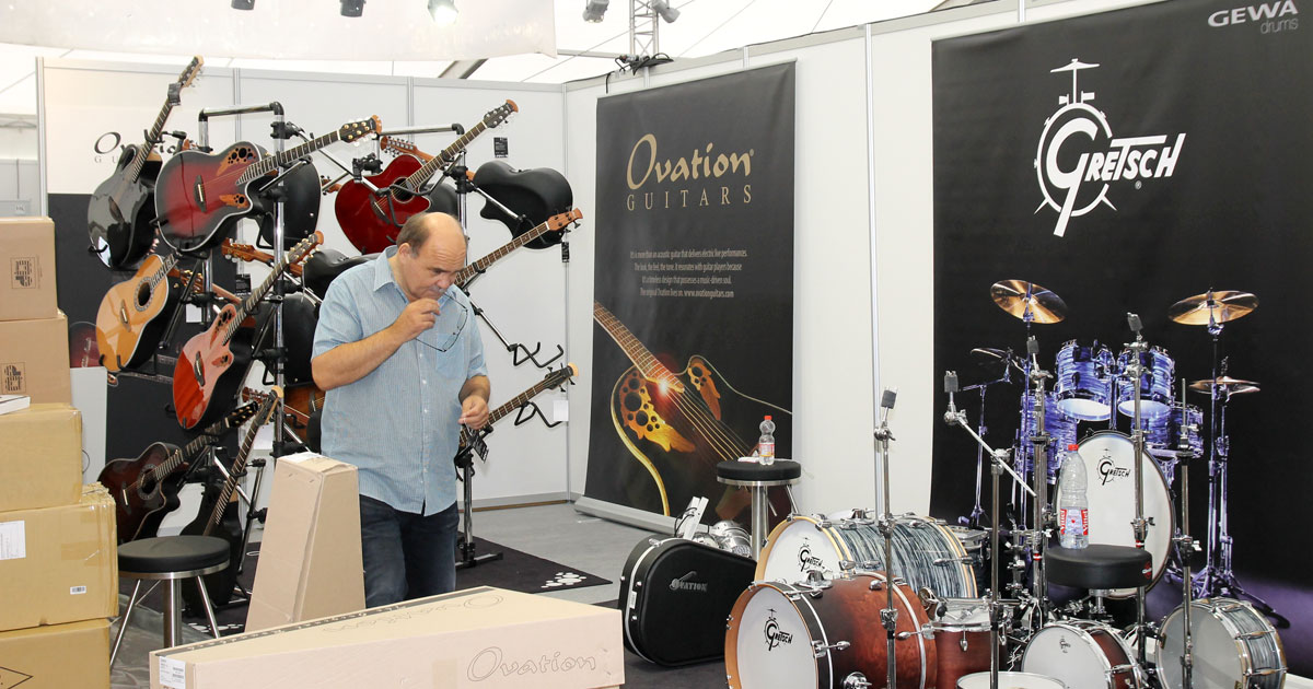 MusiConnect 2017: Aufbauarbeiten der Aussteller im Messezelt, Ovation, Gretsch.