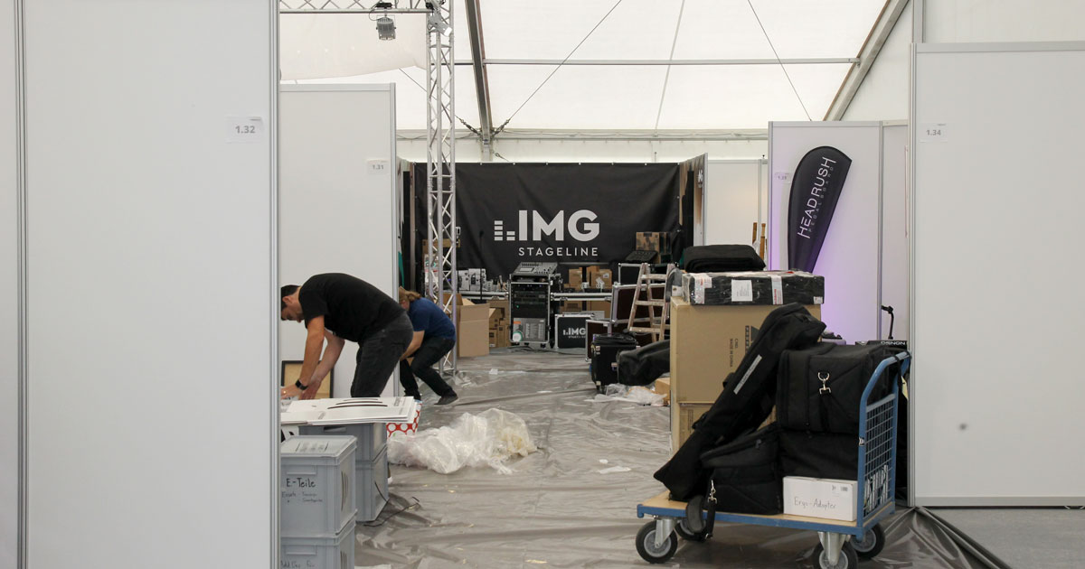 MusiConnect 2017: Aufbauarbeiten der Aussteller im Messezelt IMG Stageline, Headrush.