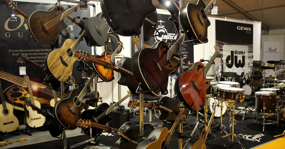 MusiConnect 2017: Messestand Gitarren, Schlagzeug.