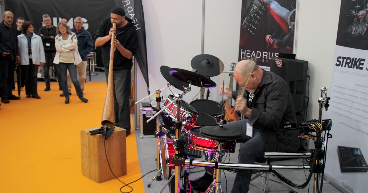 MusiConnect 2017: Messestand Didgeridoo und Alesis.