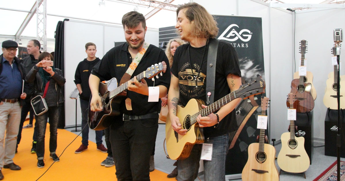 MusiConnect 2017: Messestand Lag, Vox, Sebastian Dracu, Gitarrenduo.