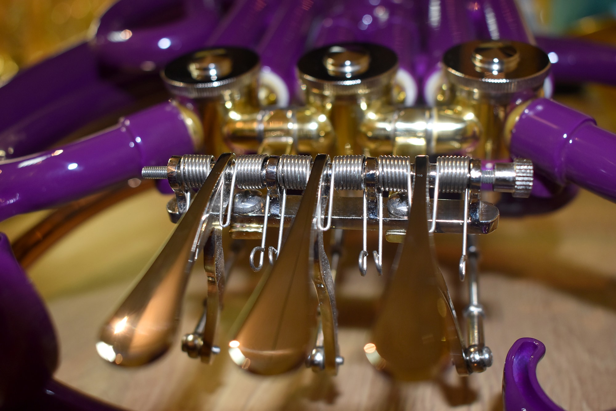 Maschine mit Drehventilen und Drücker mit Mechanik des MardiBrass-Waldhorns aus Kunststoff