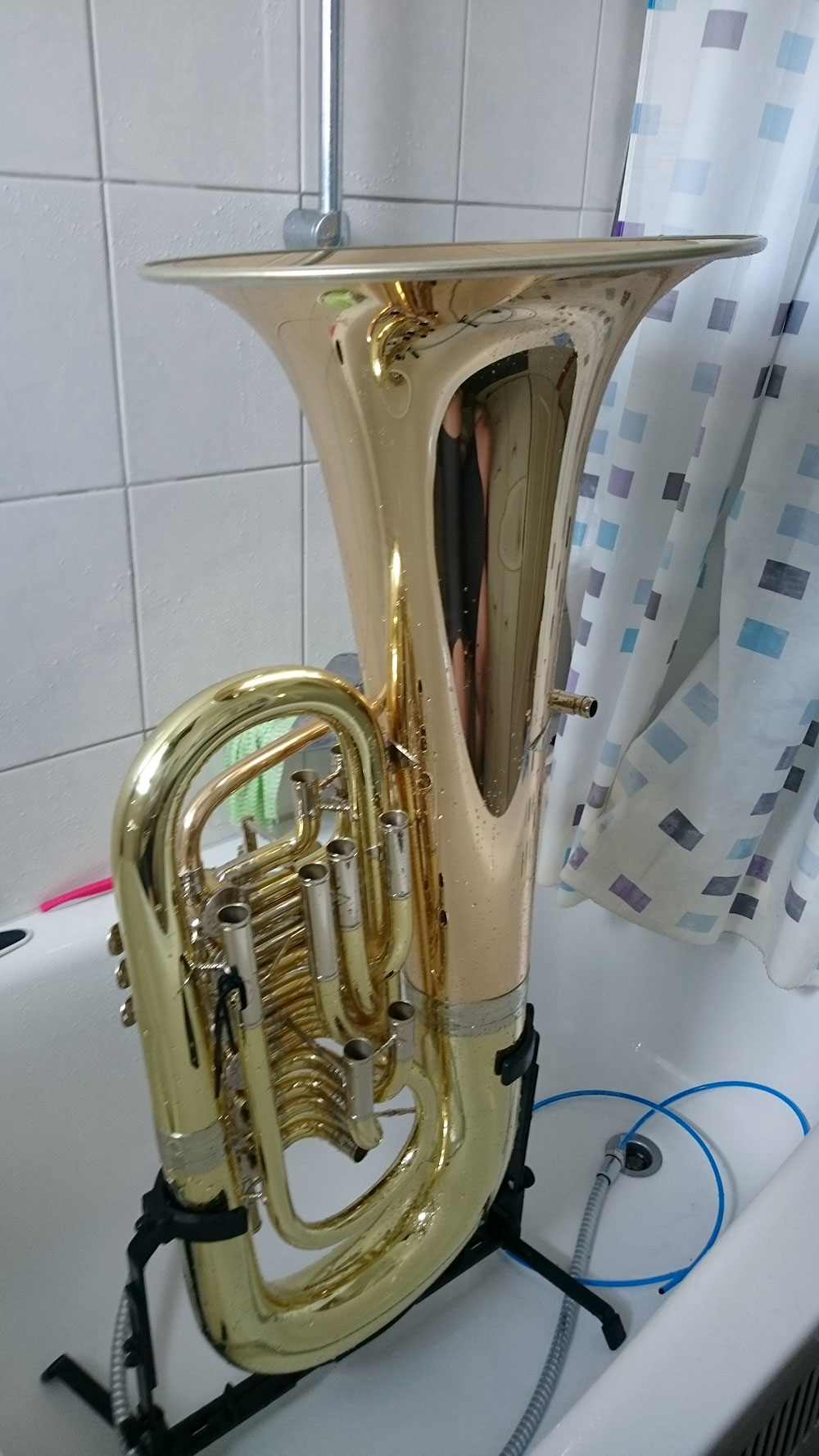 Tuba Reinigung in der Badewanne zu Hause