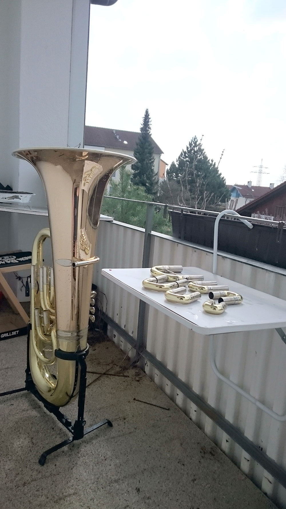 Tuba trocknen lassen auf dem Balkon zu Hause