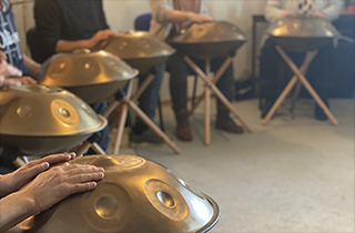 Handpan-Workshop mit Benni Pfeifer im Musikhaus Kirstein.