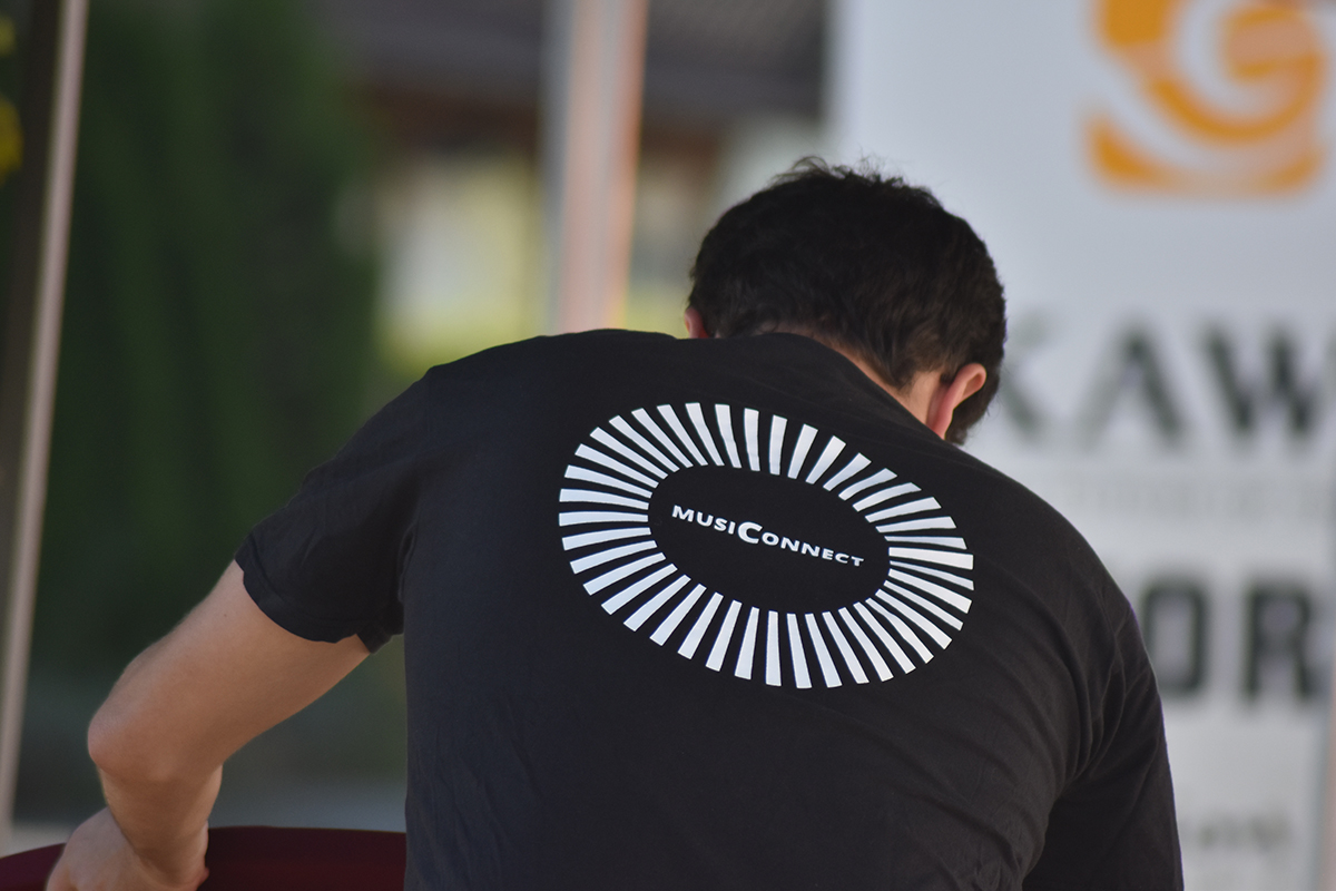 MusiConnect 2024: Mitarbeiter Kirstein mit T-Shirt Logo MusiConnect