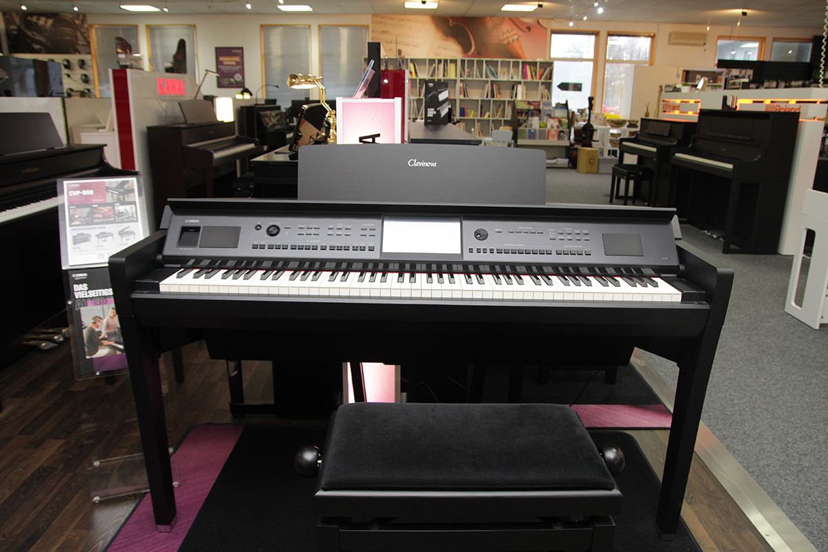 große Auswahl an Digitalpianos im Verkaufsraum im Musikhaus Kirstein