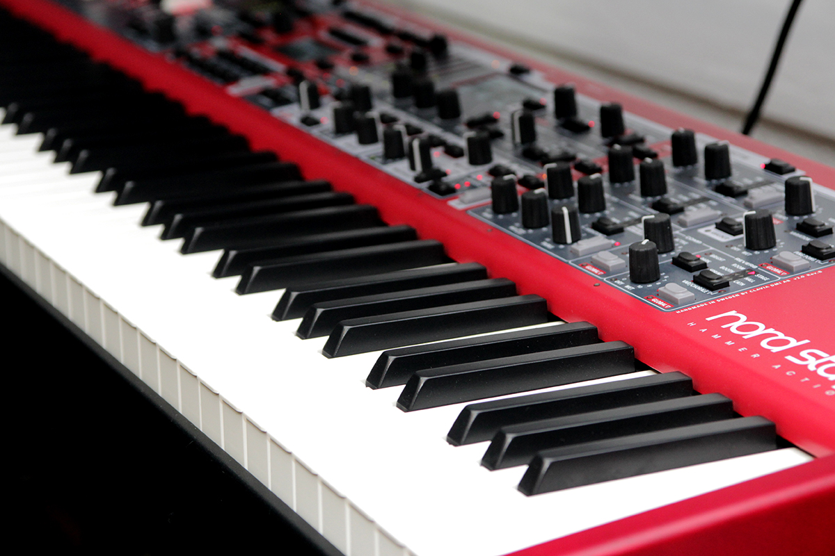 rotes Stagepiano der Marke Nord im Musikhaus Kirstein