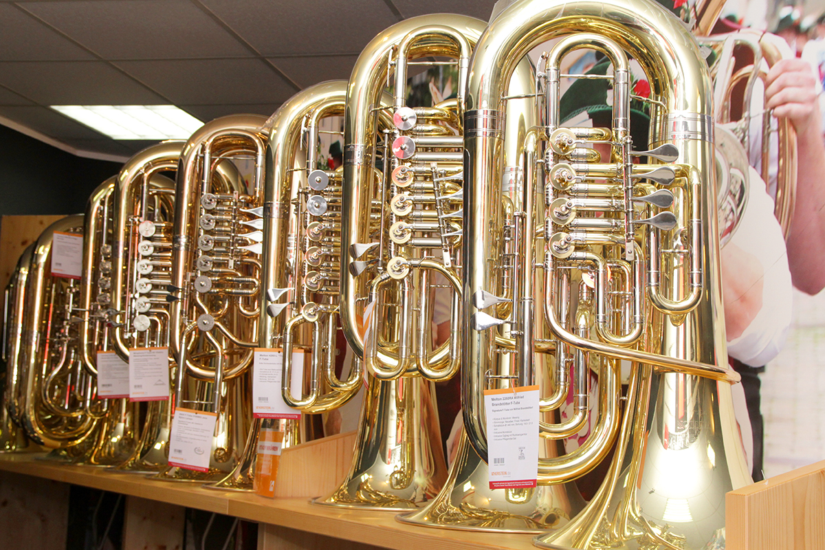 Tuben im Musikhaus Kirstein