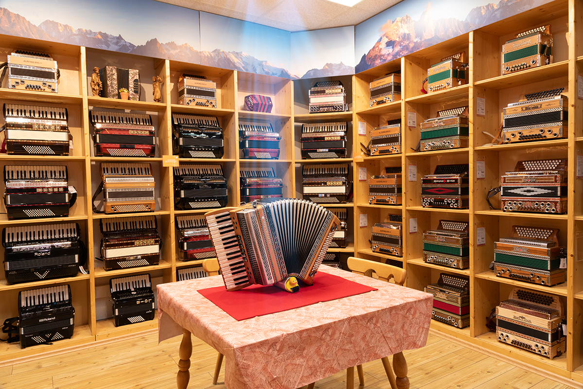Blick in den Akkordeonraum im Musikhaus Kirstein