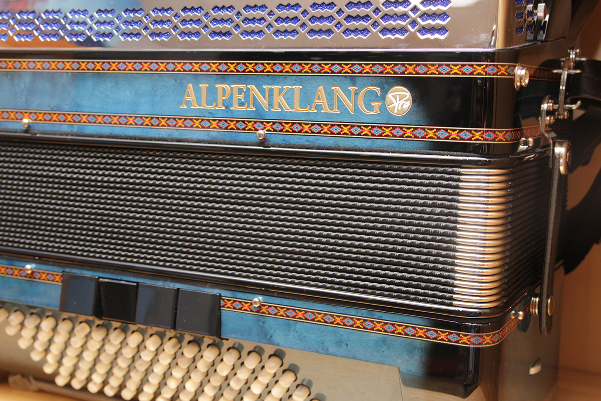 Detailaufnahme eines Alpenklang-Akkordeons im Musikhaus Kirstein