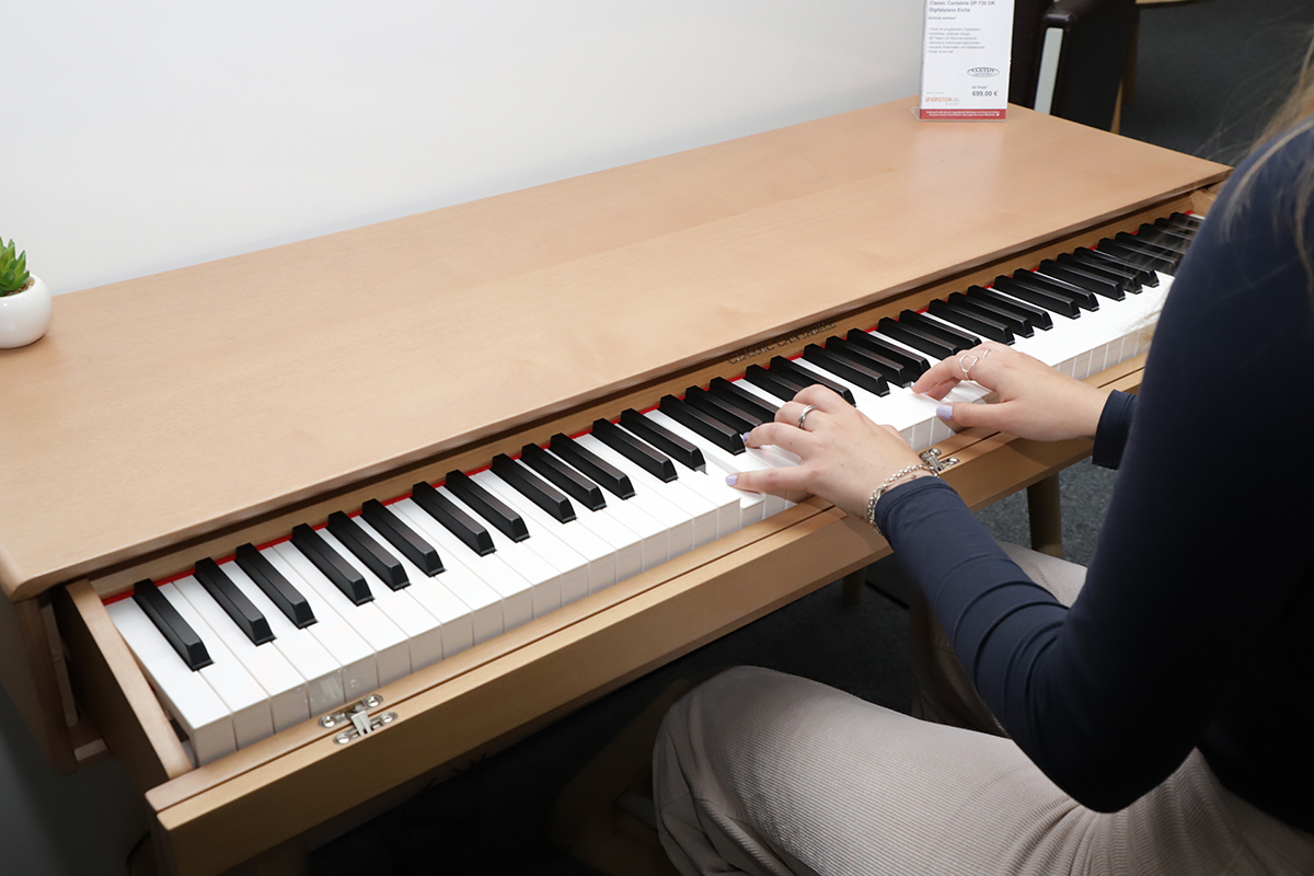 Person beim Spielen eines Digitalpianos der Marke Classic Cantabile im Musikhaus Kirstein