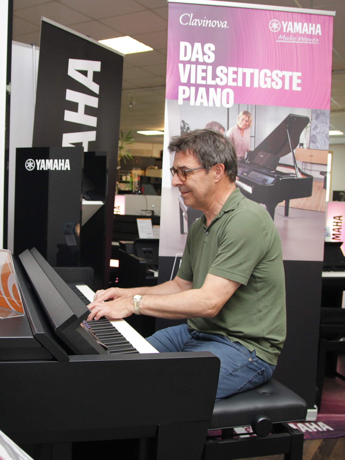 Clavinova Digitalpiano Beratung mit Peter Baartmans im Musikhaus Kirstein