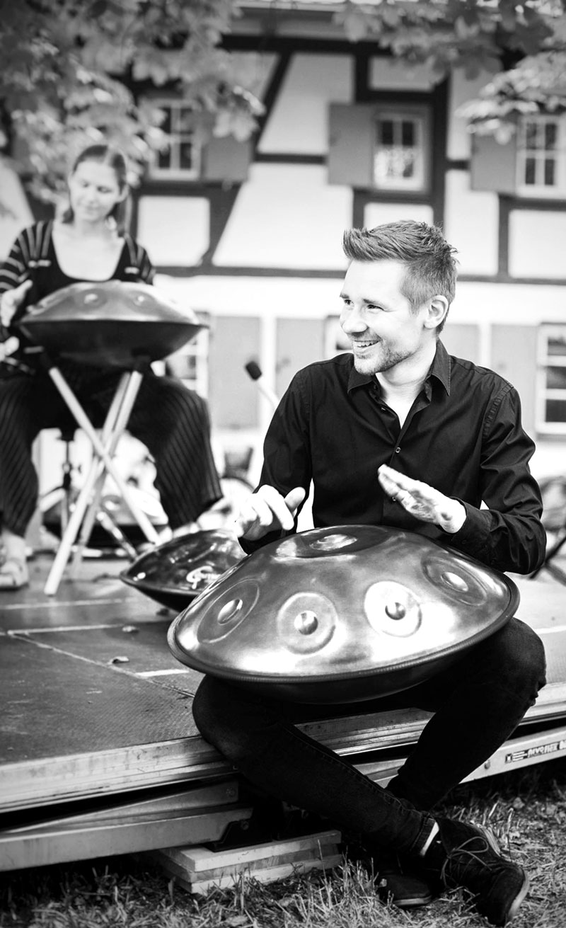 Tobias hat bereits hunderte Teilnehmer sehr erfolgreich und humorvoll in die Welt der Handpan eingeführt.