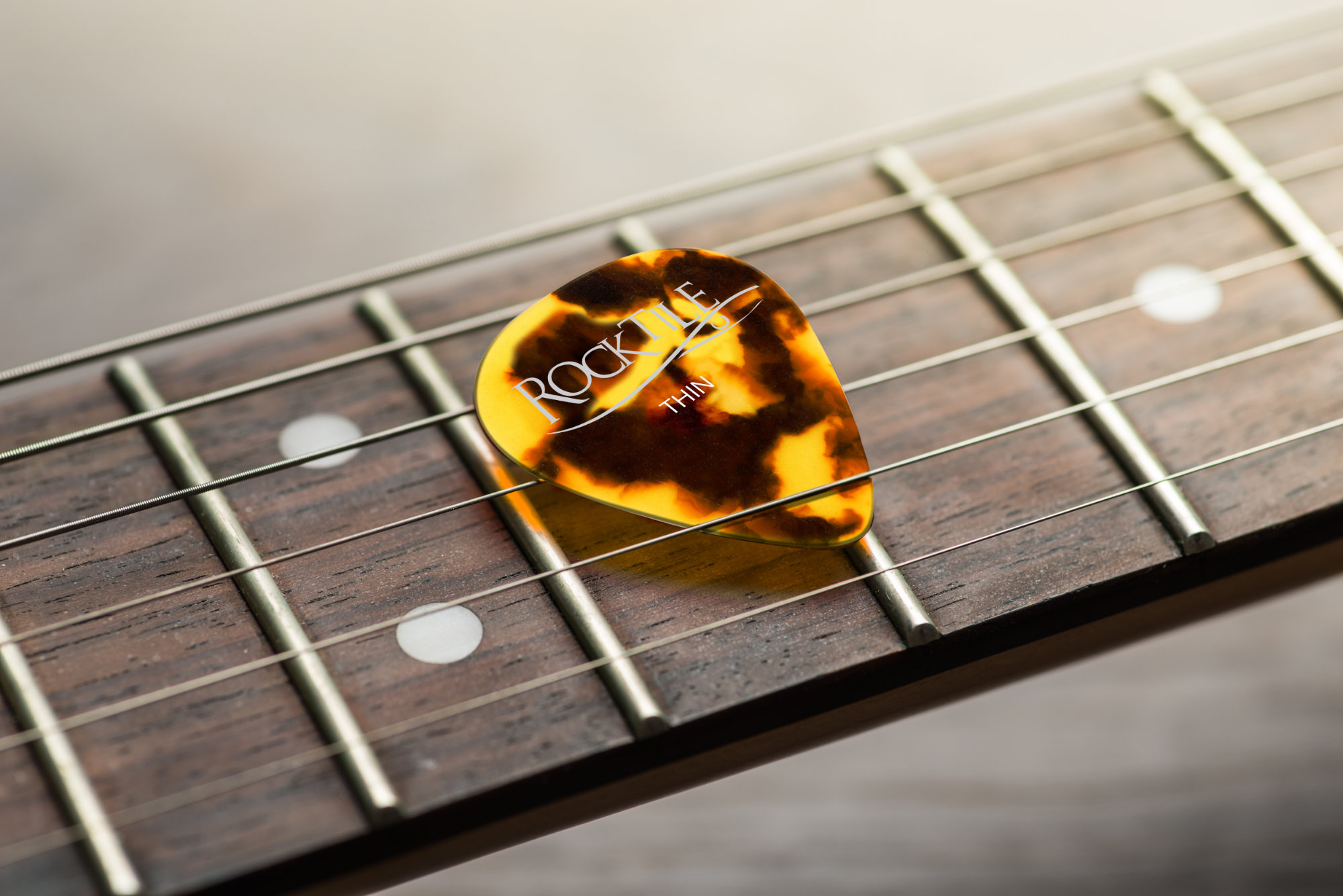 Lot De 20 Médiators Guitare - 4 Épaisseurs (0,46 à 1,2 Mm) - Celluloïd - Multicolor