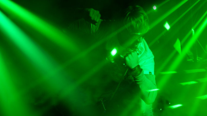 Chanteur dans la fumée