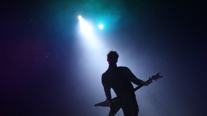 Guitariste dans la fumée