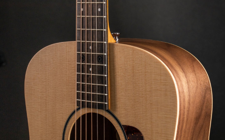Een massief vuren bovenblad voor elke gitaar